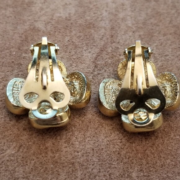 Vintage SPHINX Red Enamel Four-Leaf Clover Clip Earrings – Gold-Tone Lucky Charm - Picture 5 of 7